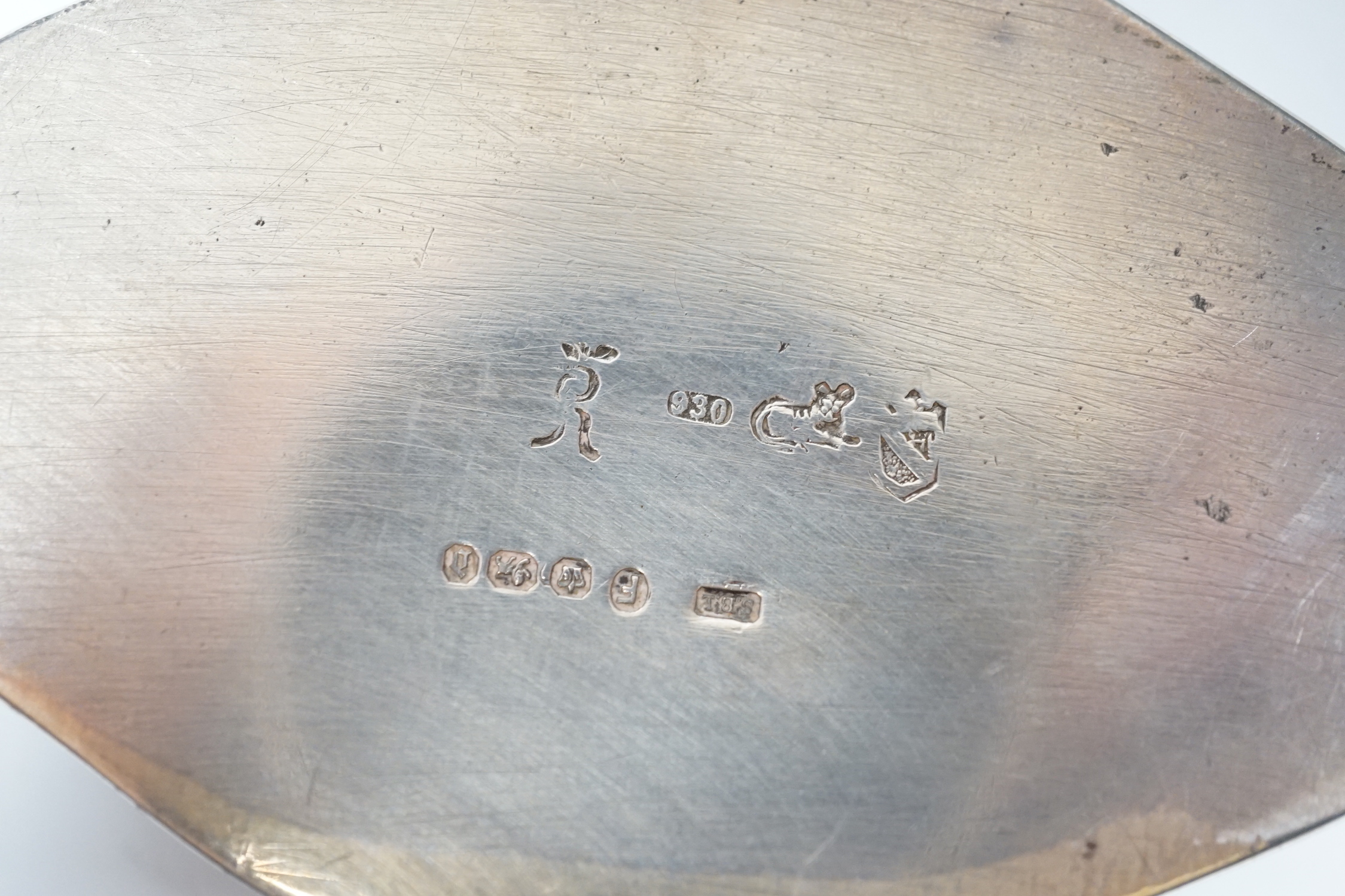 A late 19th century silver Hanau oval snuff box, import marks for Sheffield, 1896, 81mm.